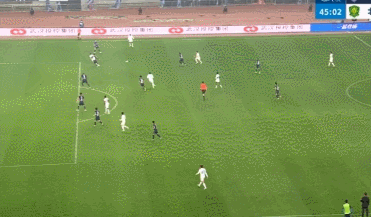 终于进球！王刚助攻，法比奥头球破门，北京国安上半场1比0领先武汉三镇。新赛季中超