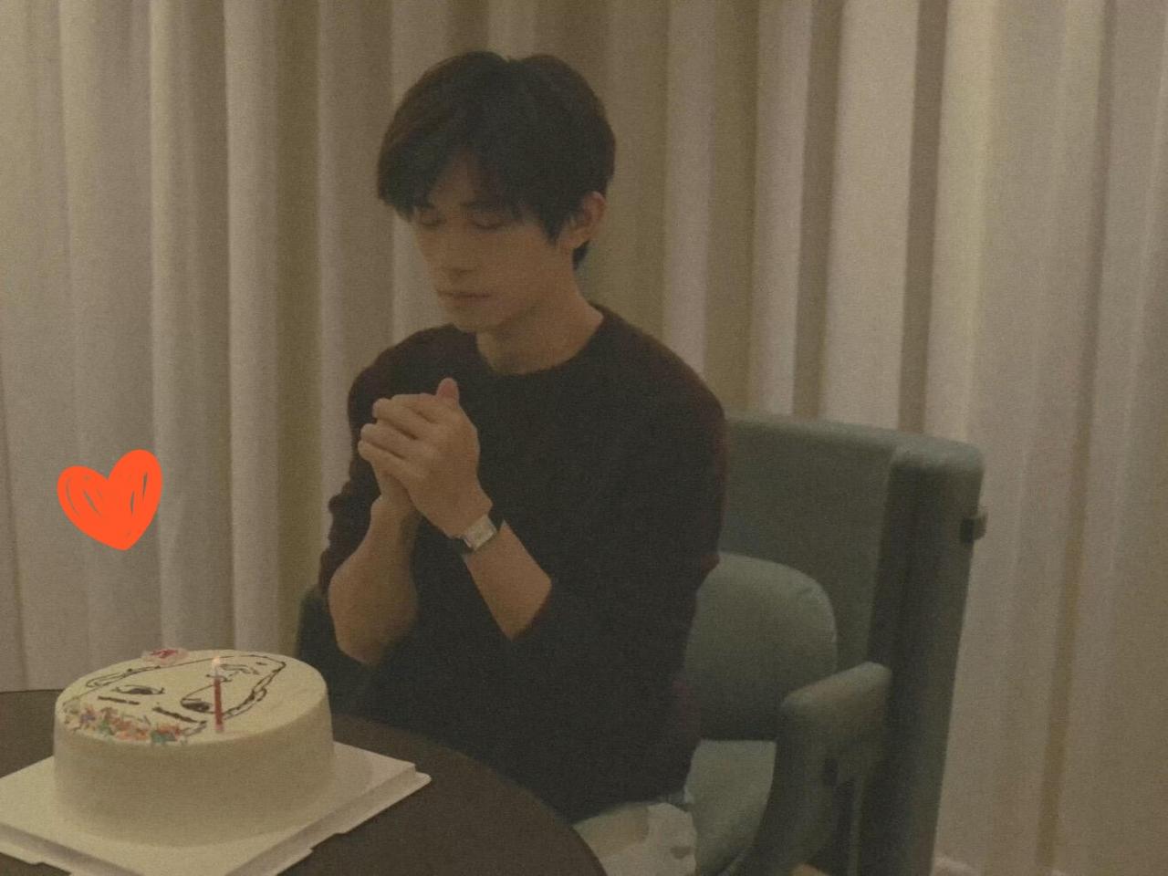 站在二十五岁的开篇，愿你依旧握有峰刃，抵住世界的虚耗与简化；
愿你能与同样拥有严