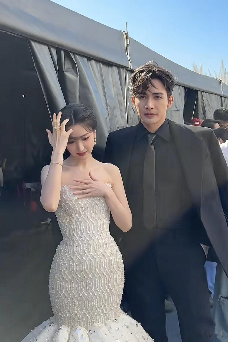 在星光大赏的现场，张彬彬一身酷帅黑西装尽显型男魅力，毛晓彤一袭华丽鱼尾裙绽放优雅