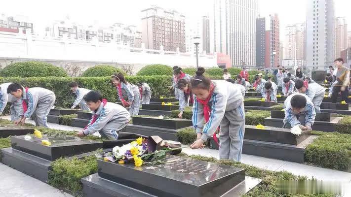 1944年，冀南4分区区长冯国栋前去执行任务，不料被伪军包围在一农户家中。眼见冯