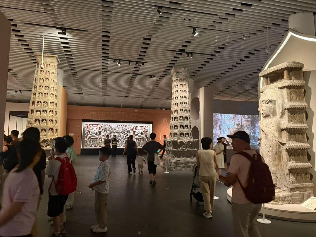本来站在展厅里，我还在感慨：这么大的石雕，从原馆搬到其他展览，是个大工程！走近一