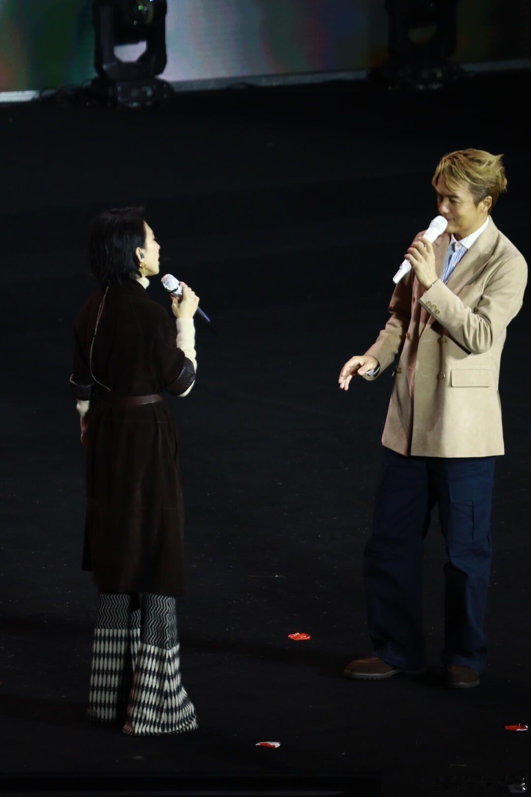 吴克群被戴佩妮锁喉戴佩妮演唱会嘉宾吴克群 刷到视频第一反应以为舞台事故，结果是老