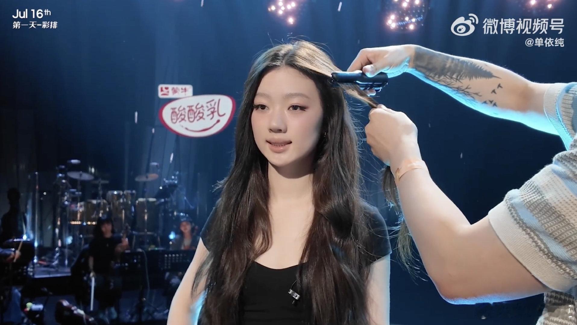 单依纯每周歌单EP10 配合提示做表情的纯妹妹太可爱了！！！一拿起麦克风整个人气