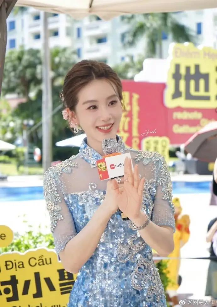 这件裙子有着完美的修身效果，能够让她秀出很好的身材曲线。