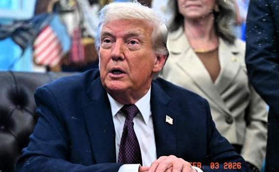 特朗普已经疯了，我为什么这么说？
 
因为只有疯子才会亲口说国际法对他来说没有任