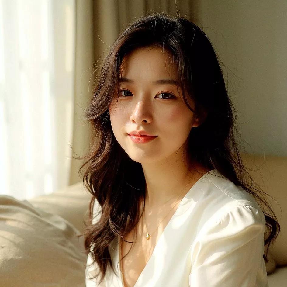 阳光下的温柔少女，自然美如画。自然清新美少女 温柔甜美少女 阳光白裙少女 阳光少