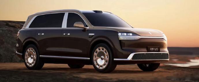 问界M9 Ultimate，可以理解成高定版，或者是手机里的非凡大师，和前段时间