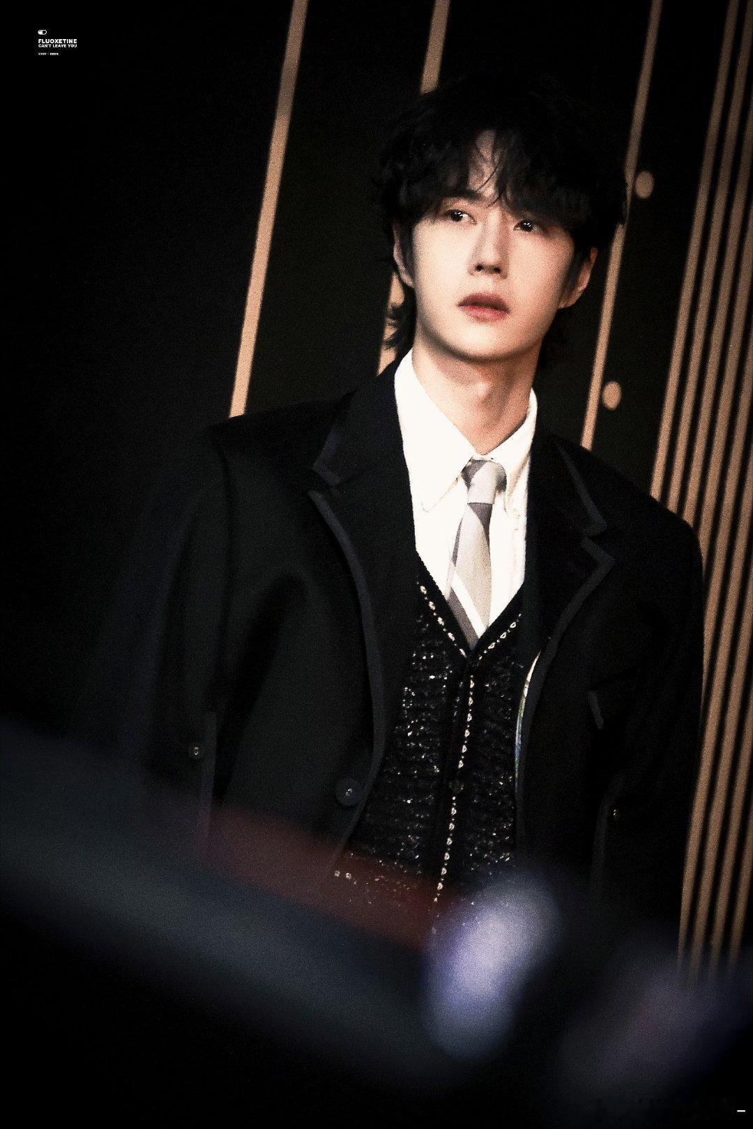 微博之夜星光揭幕让我们以最热烈的掌声请出——肖战王一博 