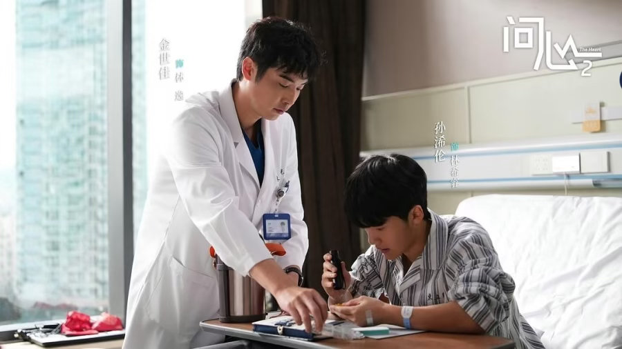 《问心2》中林逸侄子林希睿看着面熟，原来还演过邓超儿子，如今长得越来越帅了 
