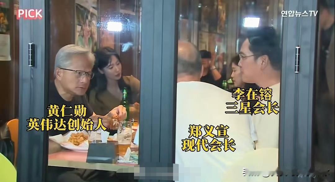 黄仁勋吃炸鸡嗦手指头的画面被全网疯传。

不是韩国网友看到了，是全球网友都看到了