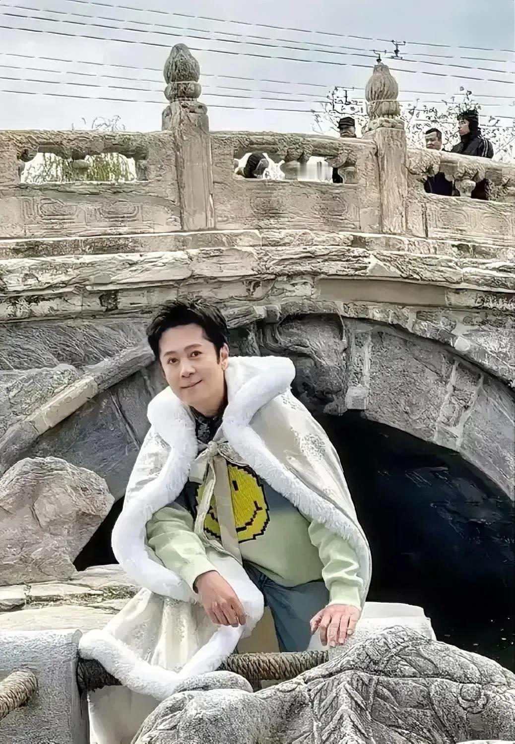 蔡国庆不止是颜值担当，歌美人帅顾盼生辉，而且这衣服很有意境：
昭君出塞？
黛玉葬