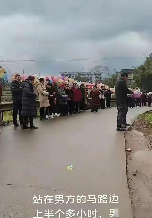 网上看到送亲队伍120人，这是来吃大户了！而且之前两家没沟通细节，奇葩的两家人。