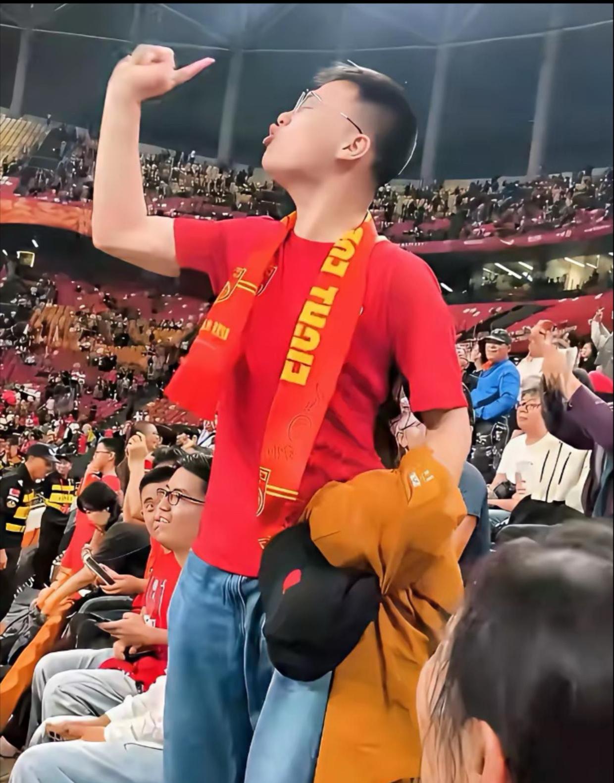 0比5，主场惨败巴勒斯坦！这不是练兵，这是把球迷的心按在地上摩擦。重庆的夜晚，看