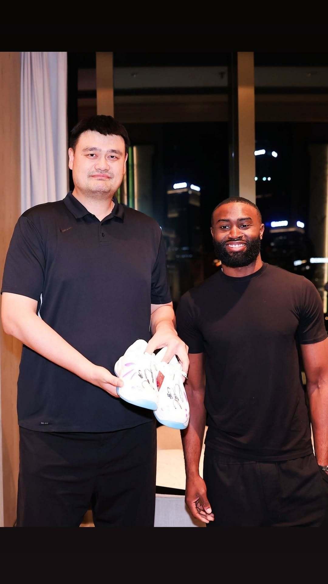 杰伦通过个人社交媒体晒出了自己亚洲行第二站，上海站活动的点滴记录：与NBA名宿姚