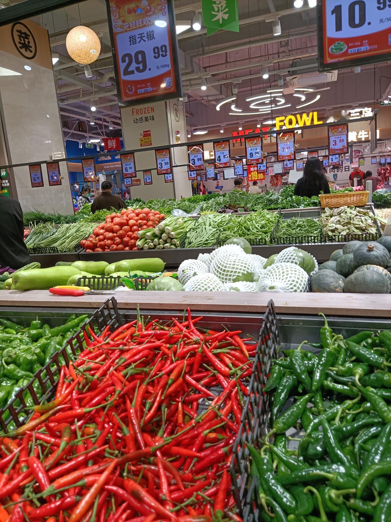 随手拍张照今日元旦，看看我们这里的菜价:指天椒最贵，29.99元1斤，香菜19.