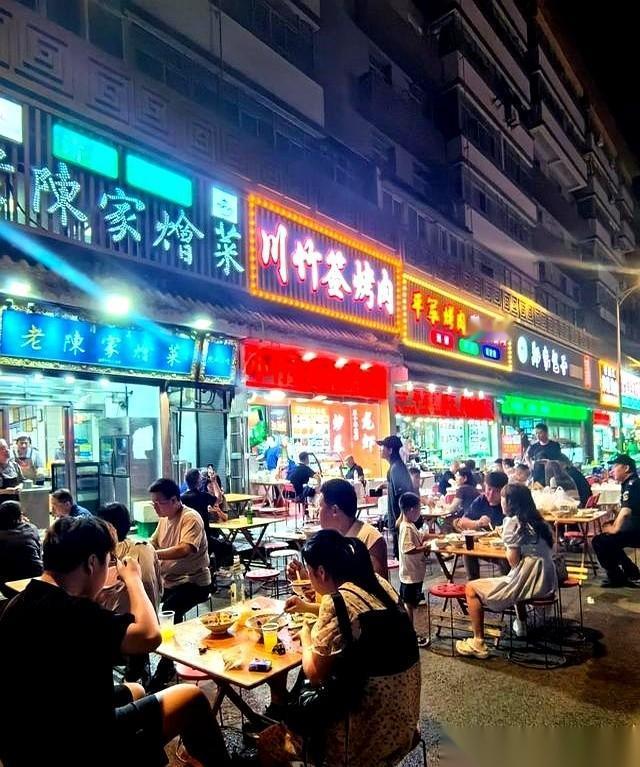 一个加拿大啤酒哥在中国街头拎着酒瓶从早喝到晚。
在他们那边，哪怕走在公园里只拉开