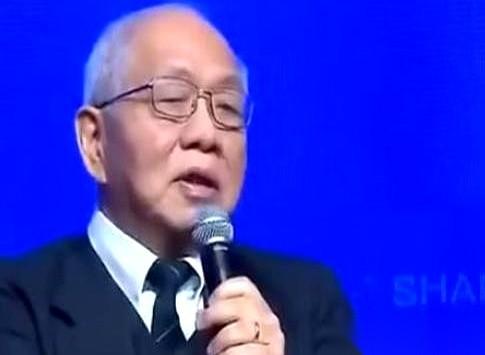 菲尔兹奖得主丘成桐，一句话把整个学术圈的“遮羞布”给扯了下来。
他在华中科技大学