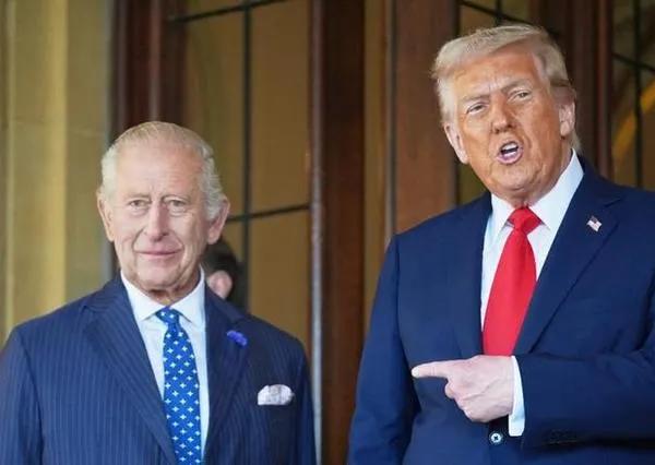 特朗普跟斯塔默你来我往的互恕，影响两国的正常交往，自特朗普伙同内塔尼亚胡突然袭击