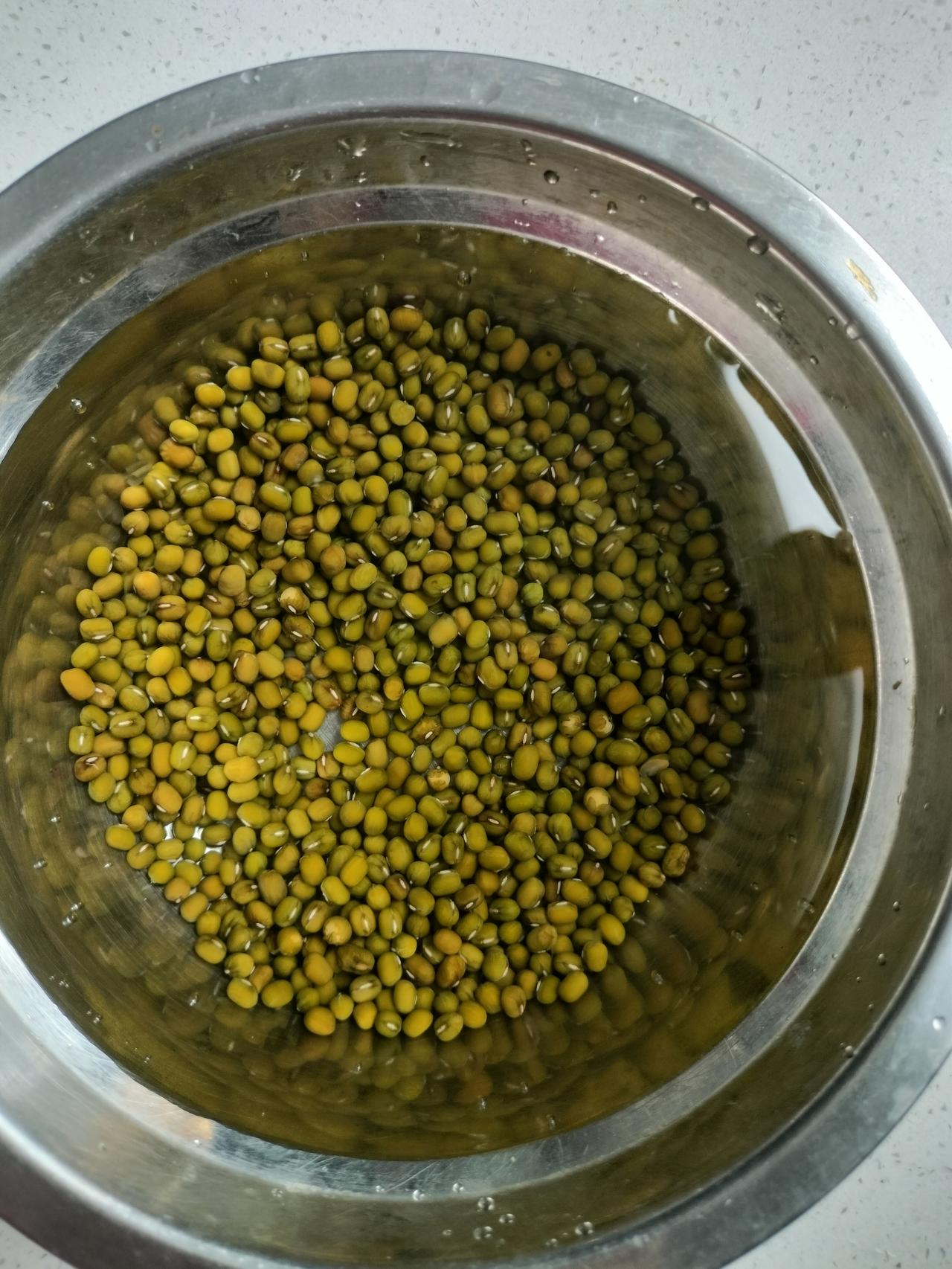 你家吃绿豆米饭，绿豆都要提前泡上吗？
上次在超市买的绿豆，我也做了绿豆米饭，但是