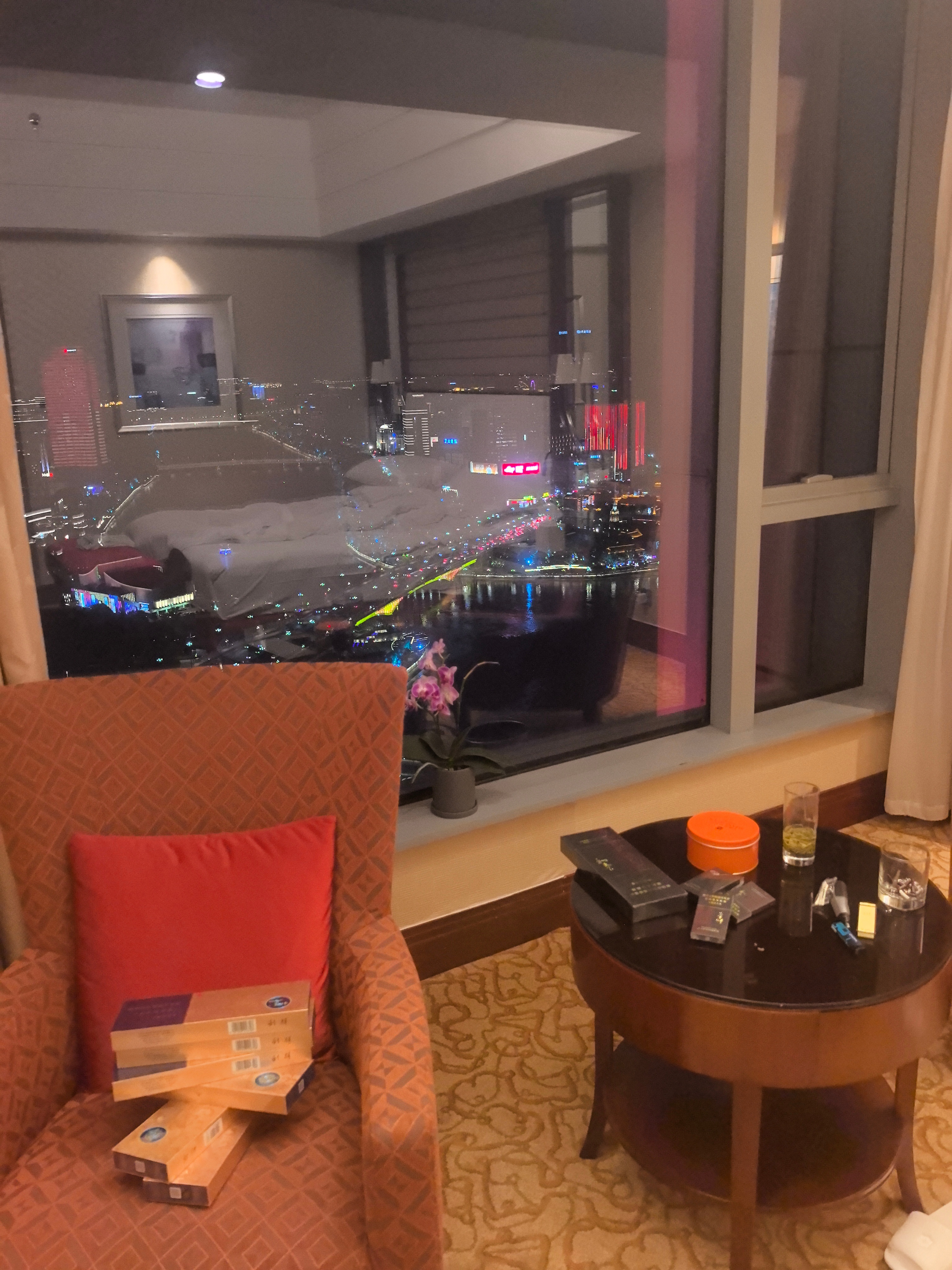 谢娜家宴谢娜？就是那个疯疯癫癫傻不愣登的那个快乐大本营的助理主持？听说生了好几个