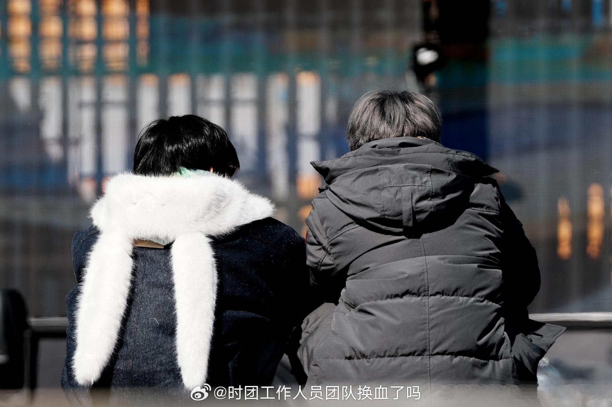 半夜被文霖俩背影萌晕了！🤏🏻🤏🏻🤏🏻🥹两个小团子 