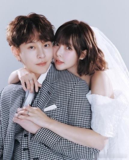 歌手#泫雅#（32岁）和#龙俊亨#（35岁）将于11日在首尔三清阁举行婚礼，计划