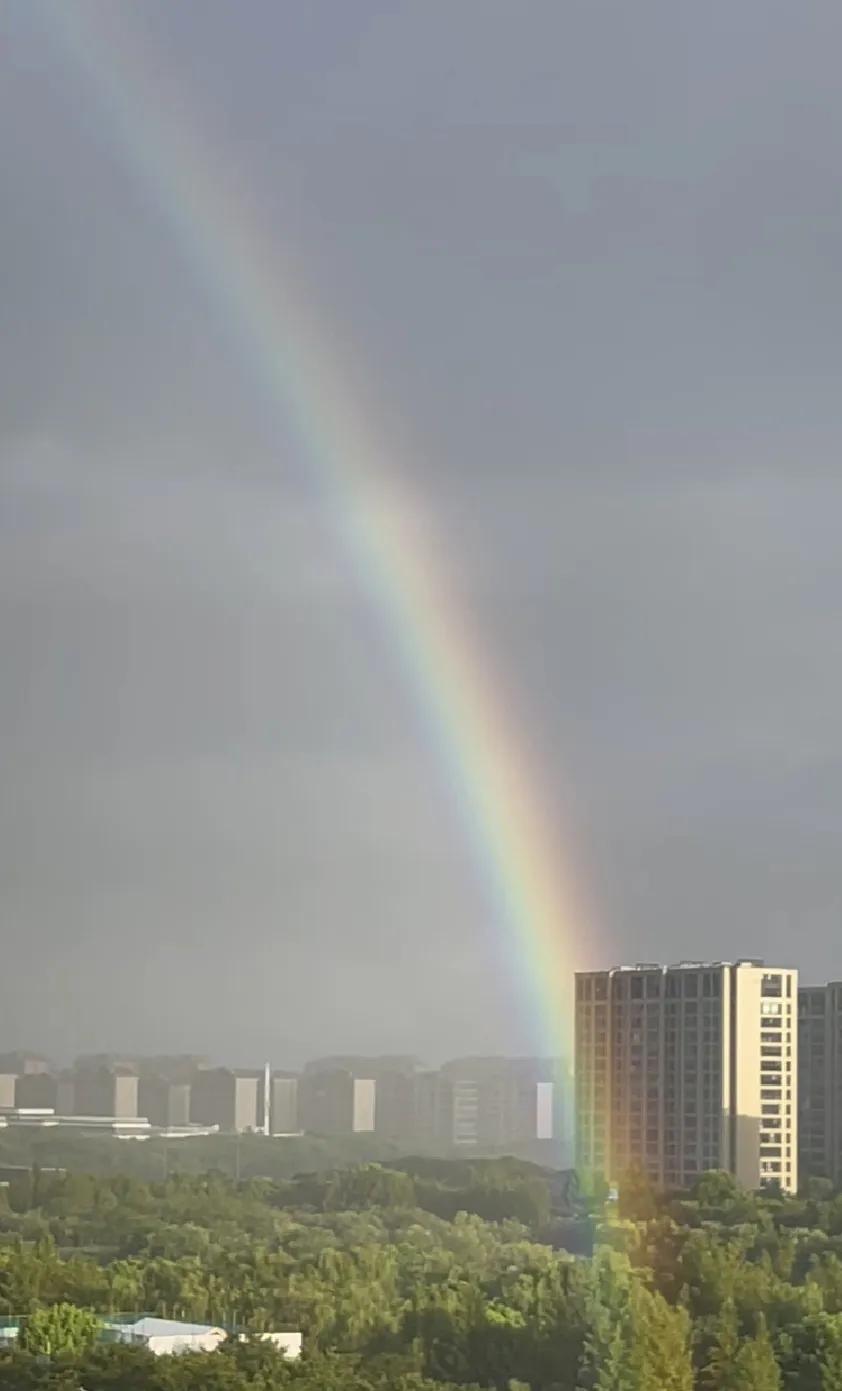 推窗见彩虹🌈
      晨起，窗外乌云密布，天黑得像半夜，远处雨雾慢慢拉近，