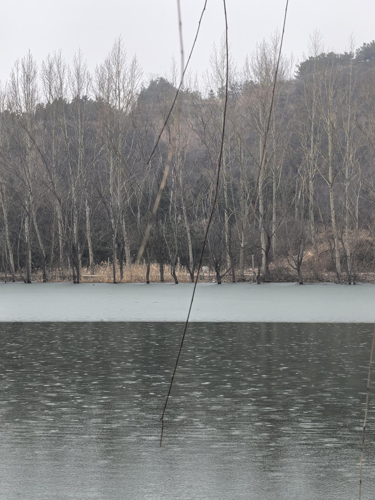 你喜欢大山里的风景吗今天天空下起了细雨，冒着春雨悠然而行，好一幅静谧的画面啊。
