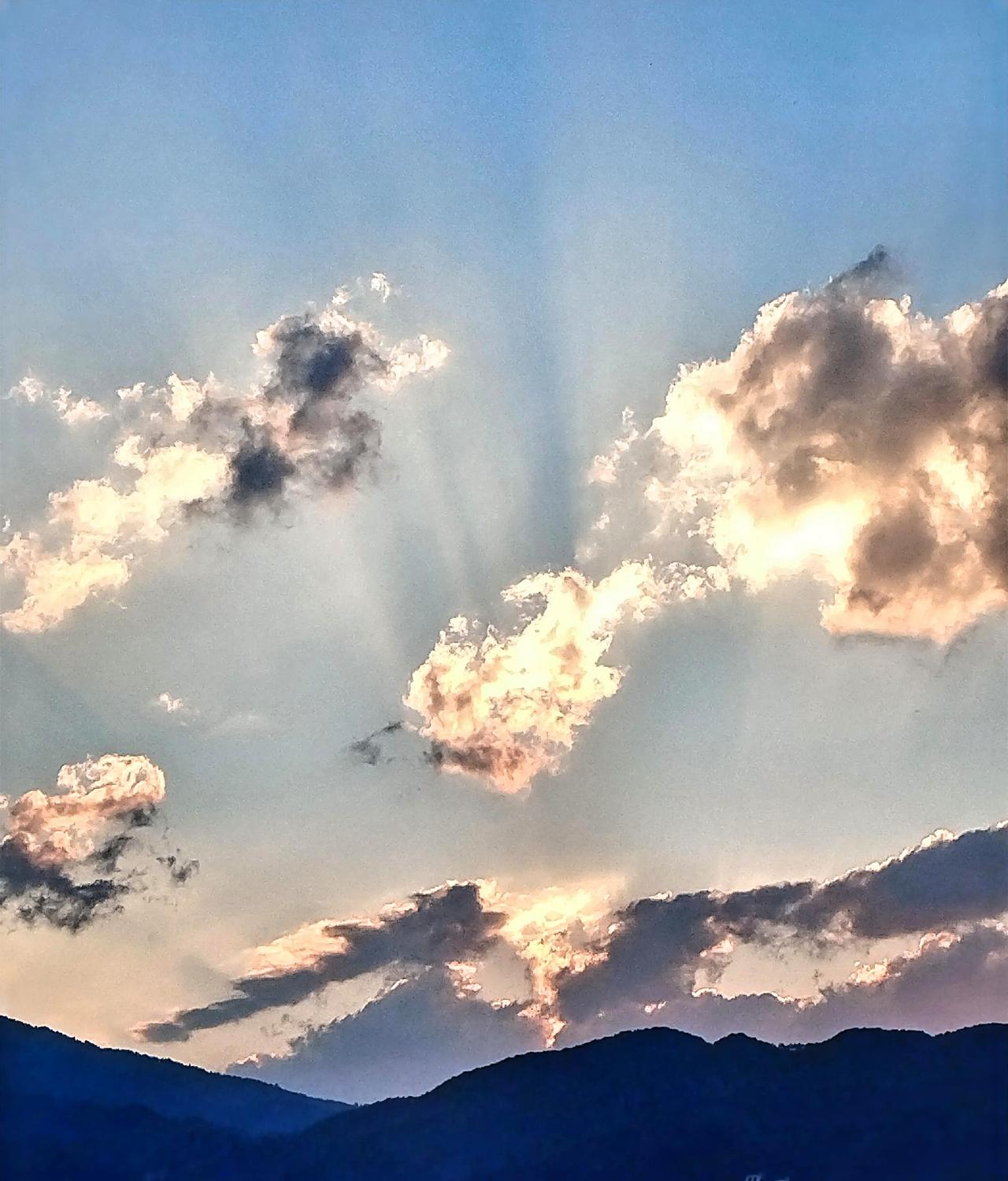 云层间透出美丽的夕阳，赞声不绝。
