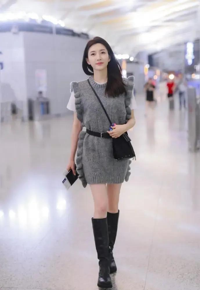 机场穿搭指南🛫️ 灰色针织连衣裙+黑色高筒靴灰色修身裙穿搭 灰色高领针织裙 灰
