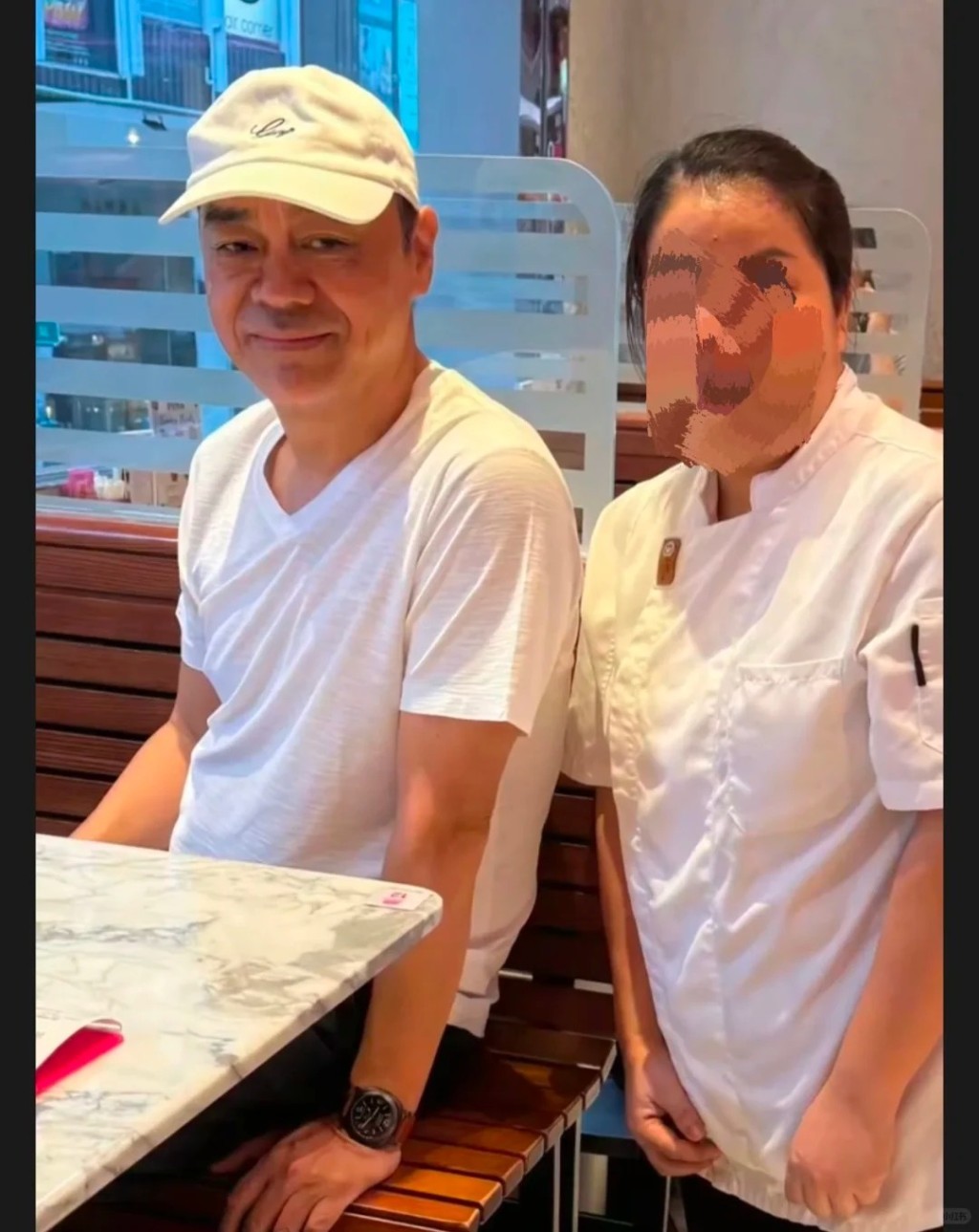 刘青云郭蔼明在茶餐厅，与工作人员合影，接地气亲民，气质太好了。 ​​​