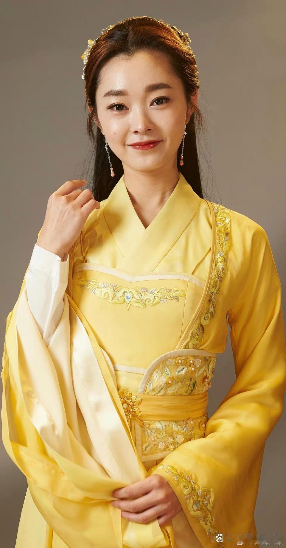 宋轶一身黄衣裳，让人想到了金庸角色里的黄衣姑娘，这个造型真比现在的古装好看多了，