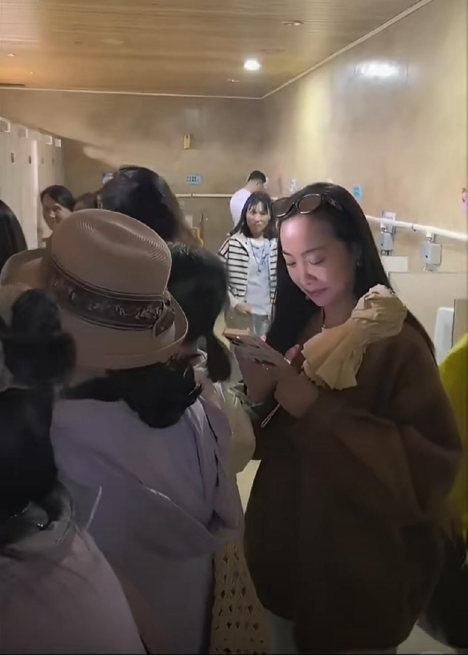 端午假期，景区内女游客们纷纷借用男厕，角落的男同志还好吗？男女厕标识 女厕男 演