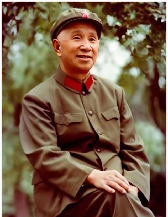 1959年王耀武被特赦后，提出要见粟裕将军，见到粟裕后，两人热情地抱在了一起，接