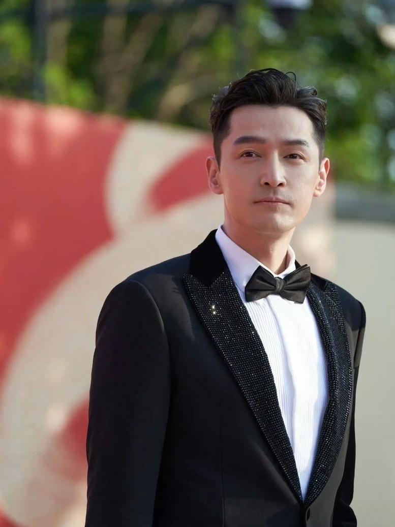 演员胡歌哽咽着说：“有次我的经纪人姚瑶去家里探望我的妈妈，我妈妈跟她说了一句话，