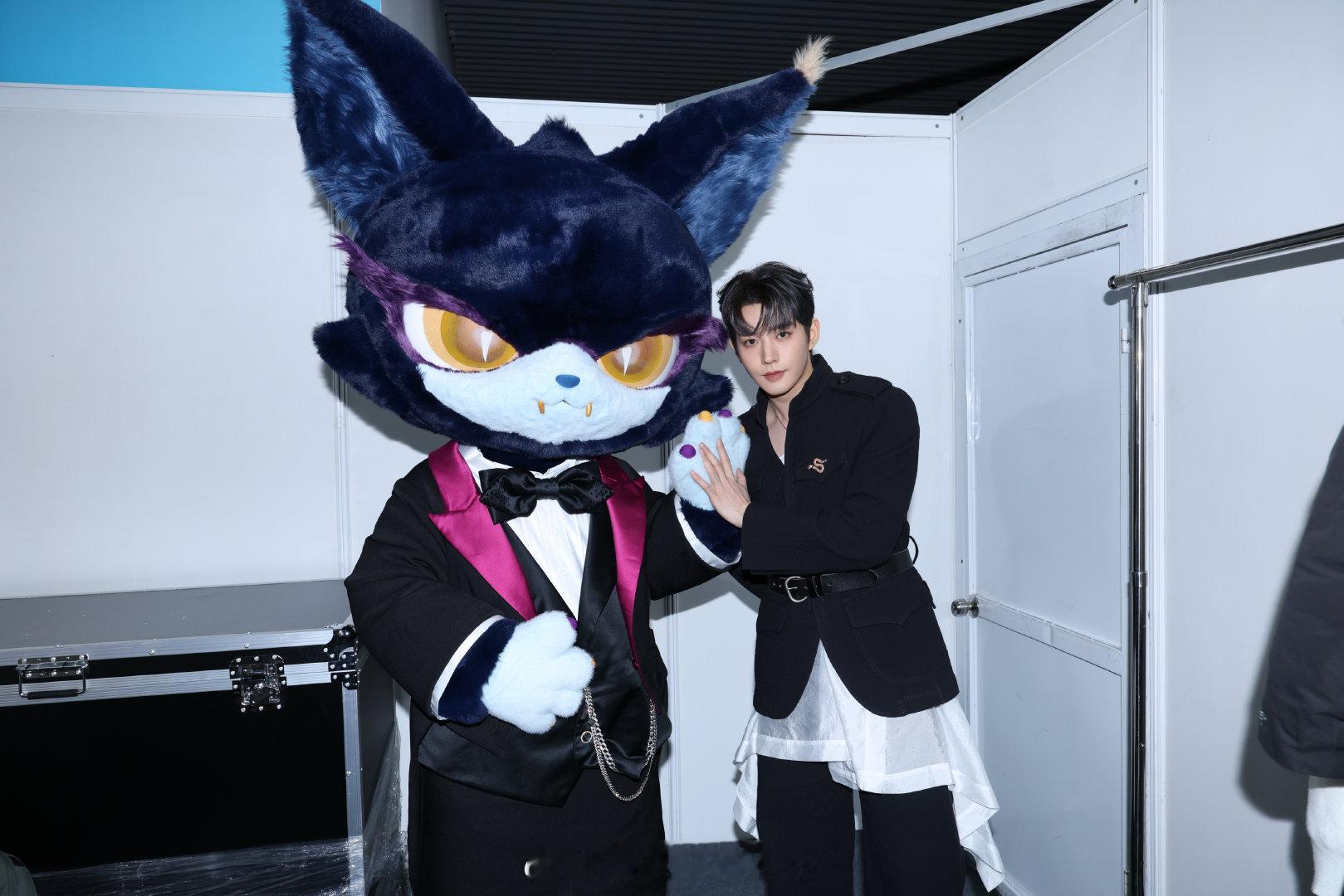 喵娲娲下次能不能带我追邓为 微博之夜暖心名场面再加一，带粉丝成功见到，后台互动甜