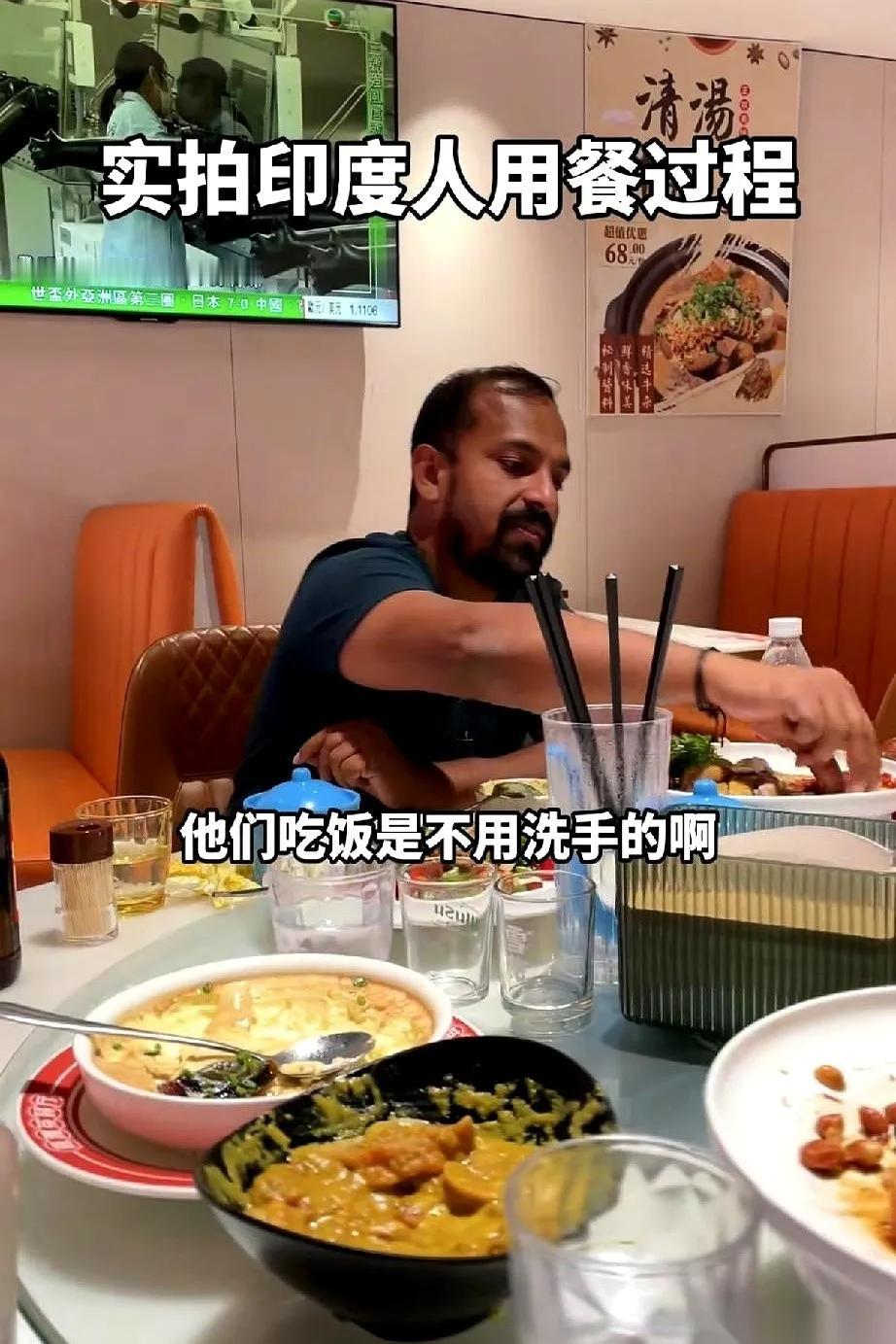 网友胆子真大，跟印度人共餐。
朋友带来个印度客人，网友眼睁睁地看着阿三哥手抓辣子