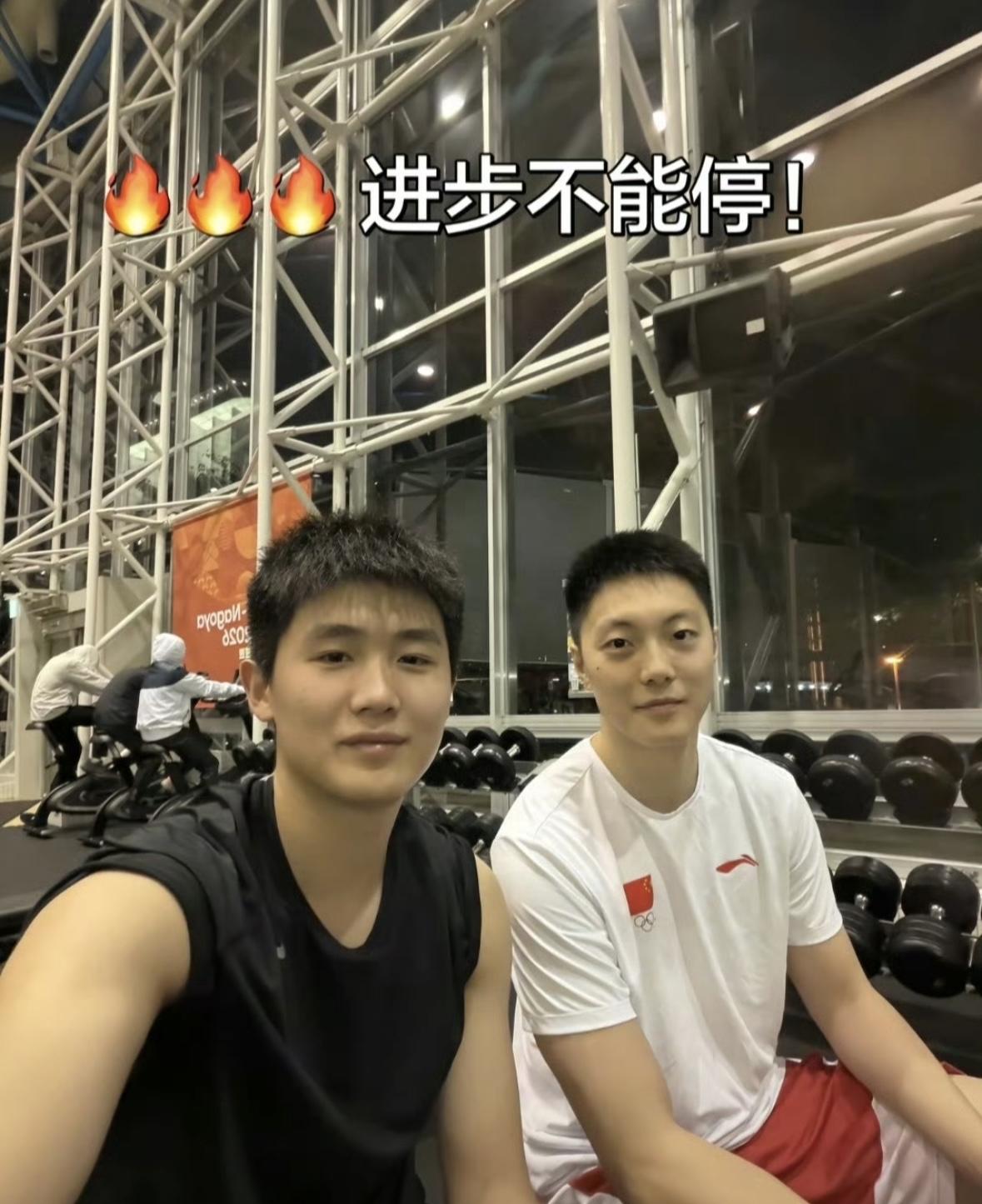 中国男篮后卫李悦洲在社交平台晒出训练后与胡明轩及崔永熙的合照，并配文“进步不能停