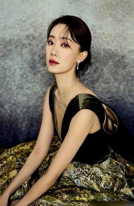 40岁，54亿票房女主，至今单身。这事放在张小斐身上，反而成了加分项。

回看几