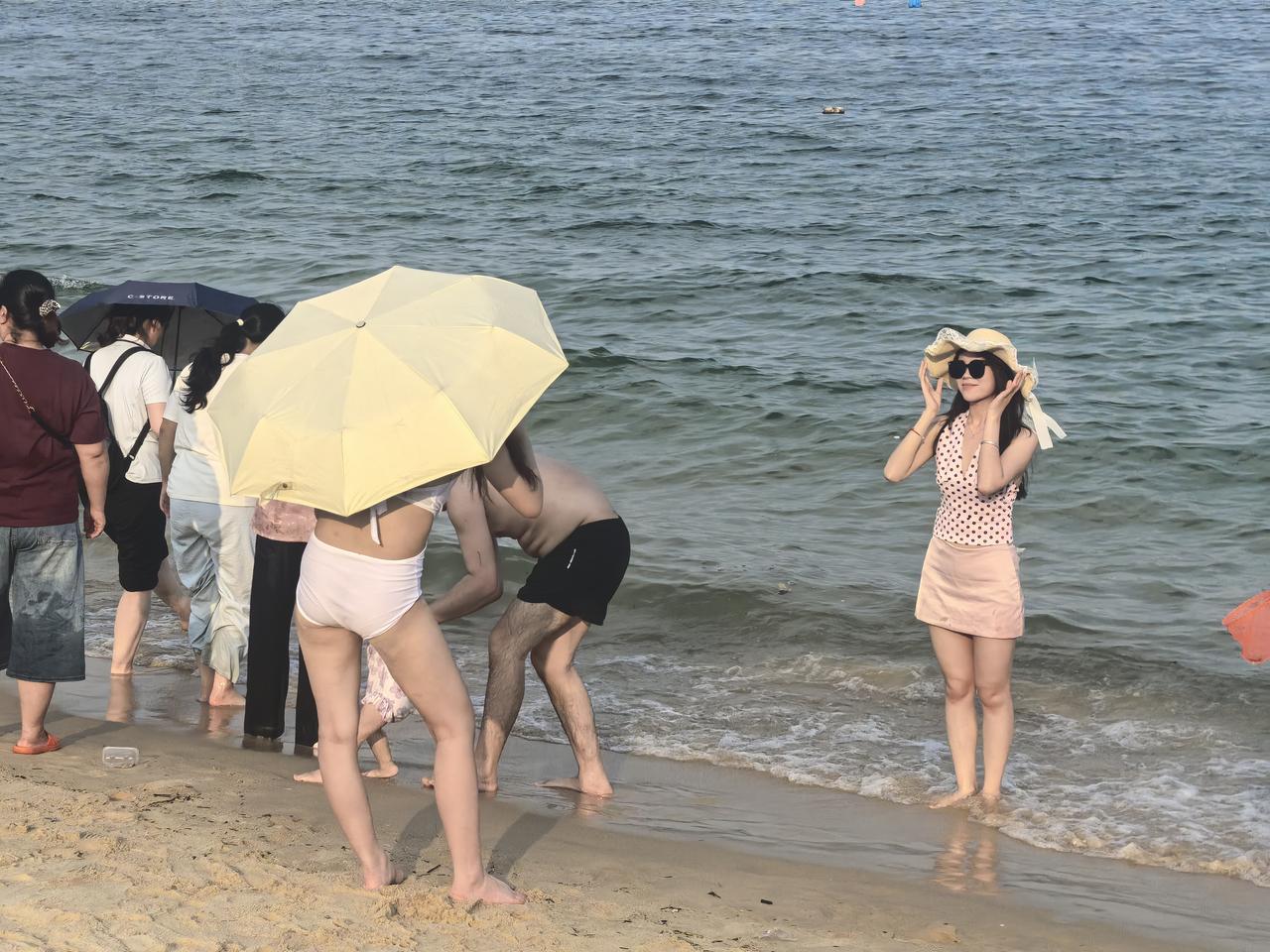 发一张相册里的大海阳光把沙滩灌满金黄色的酒浆，姑娘们的身体是扬起的帆，随着海风轻