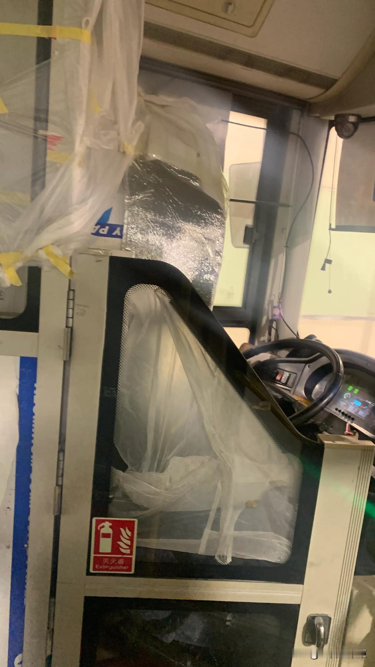 58路车是真冷啊，坐在车里感觉比外边还要冷，看了看车内温度，零下八度，就这温度怎