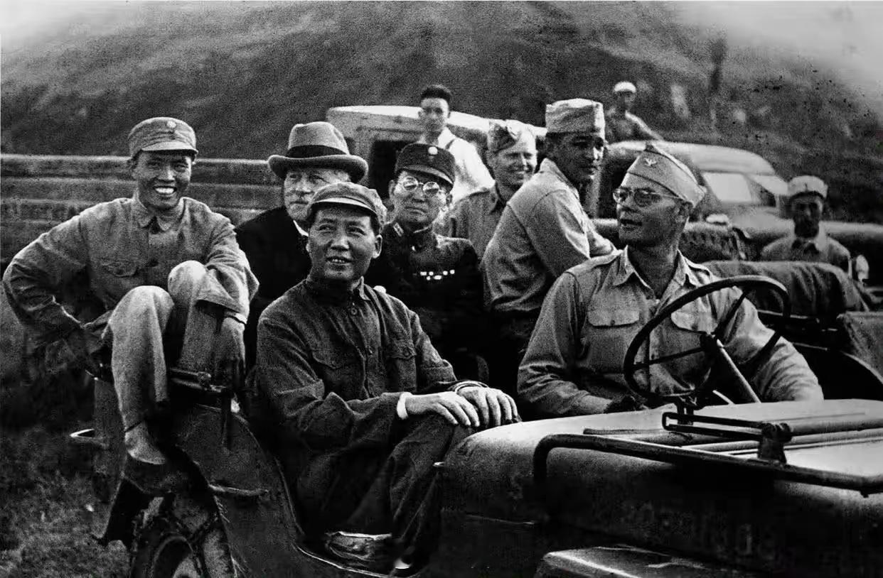 毛主席在延安，坐在汽车上历史照片。 