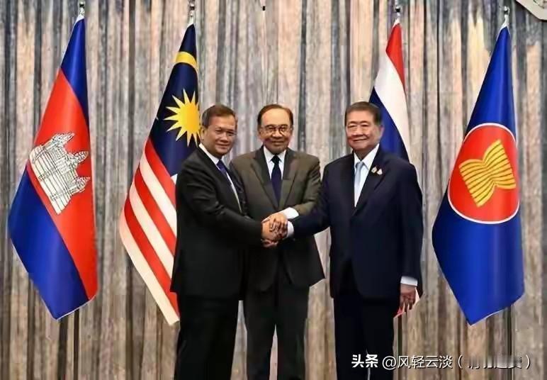 直击泰柬冲突！中国第12天介入调停
 
当泰柬冲突进入第12天的时候，中国终于出