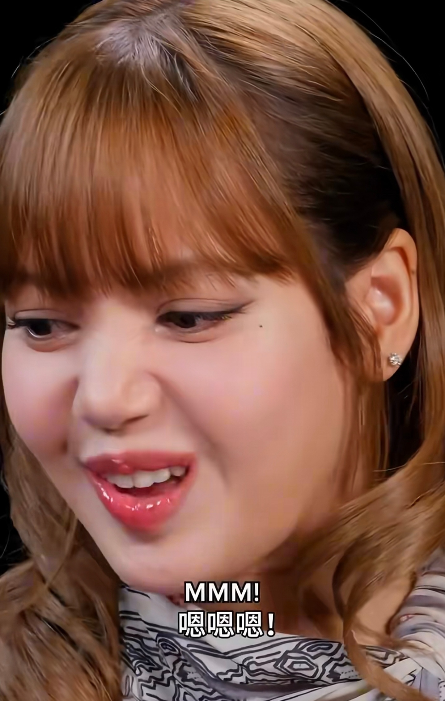 Lisa开幕式舞台黑粉的表情，嫉妒的面目全非。