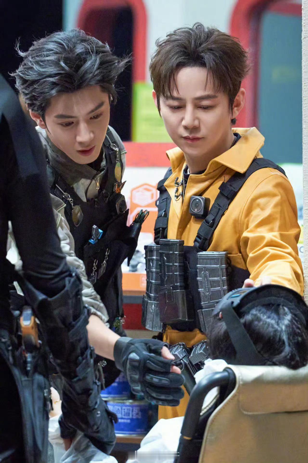 大侦探全员化身三角洲干员硬核战术撞上烧脑推理，次元壁瞬间炸裂！废弃仓库化身战场，