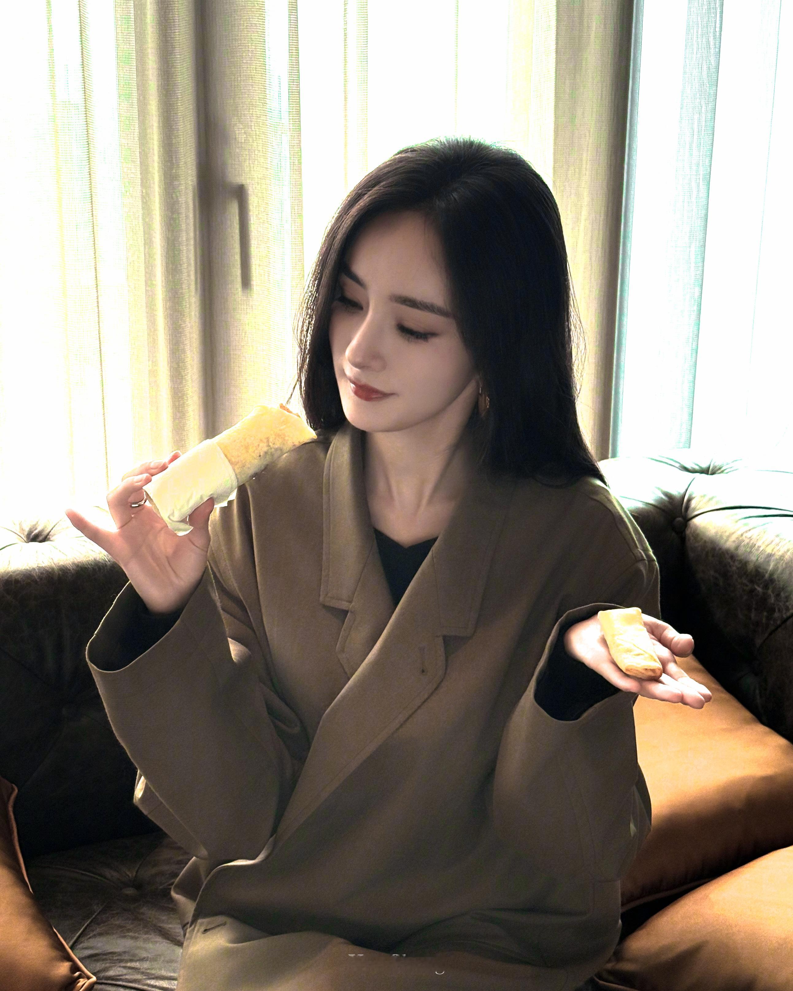 杨幂｜🎞️迎春正当时！杨幂左手春卷右手春饼