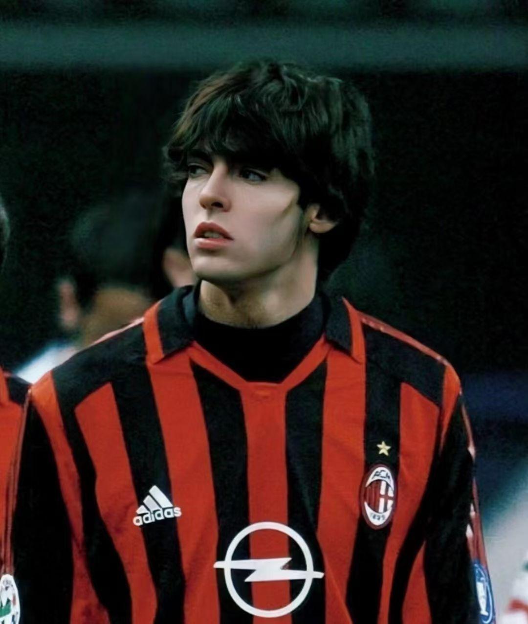 米兰的下一个巴西人在哪？
本赛季埃摩松加盟弗拉门戈，也意味着米兰队内没有一个巴西