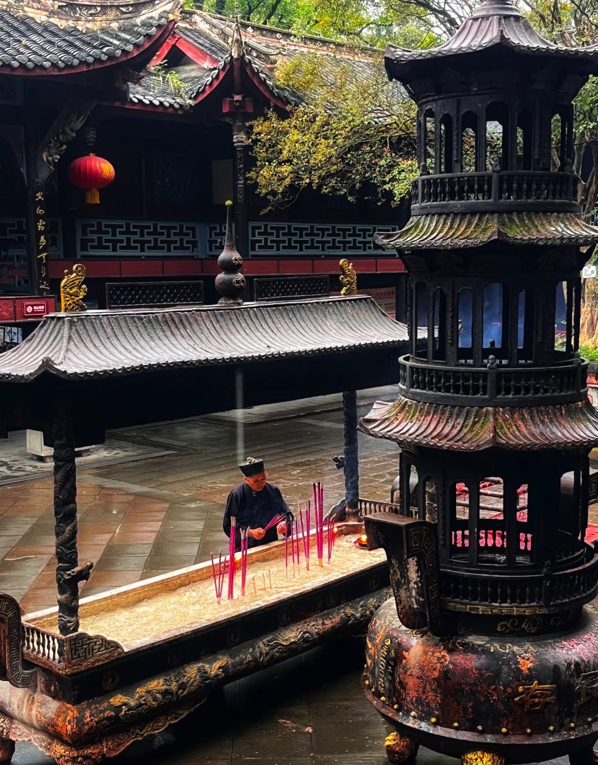 今晚是农历五月十一，月相渐亏，夜空中只剩一弯残月。古人说“月缺则思”，这个时候还