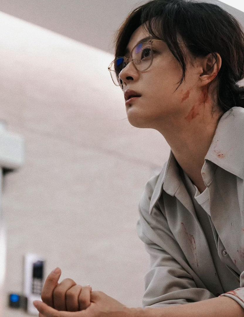 孙俪穿原地逃离组服剧宣 孙俪穿《原地逃离》组服亮相鹅厂年度发布会！剧中她演找了被