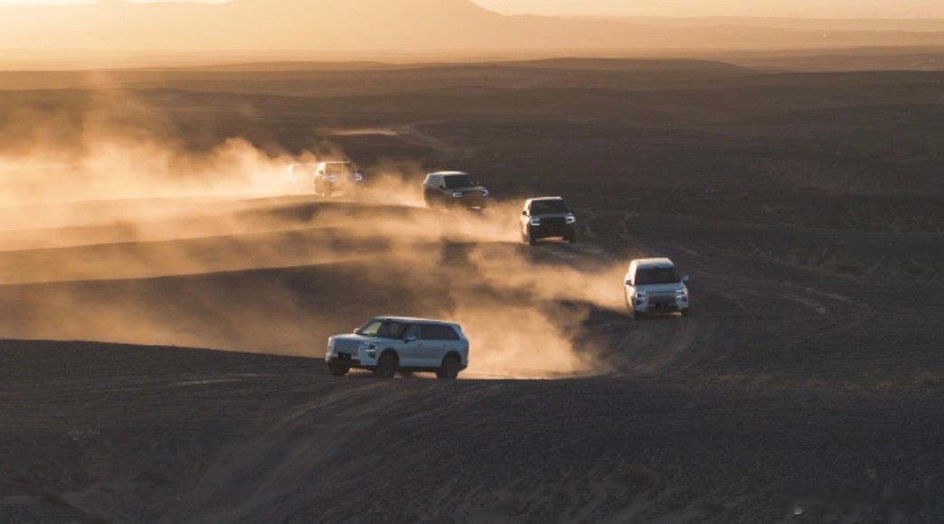 现在越来越多民用车开始跨界到国家项目了，上次神州十九号时候红旗国悦就替代考斯特成